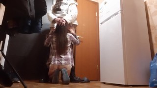 Моя девушка наблюдает, как я трахаюсь с курьершей в прихожей и мастурбирует - lesbian_illusion