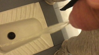 Парень писает в общественном туалете