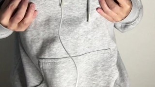 【素人 寝る前チクニー】おっぱいとちくびを気持ちよくしてからベッドに入ります(声と雑音多め) Japanese nipple massage amateur bed