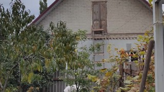 I dig a hole for autumn garbage.