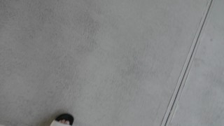 【4K】スウェットパンツで散歩しながらお漏らし放尿 Pee in sweatpants while taking a walk