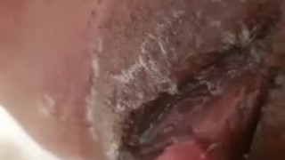 Se consuela sola en el baño teniendo el coño humedo