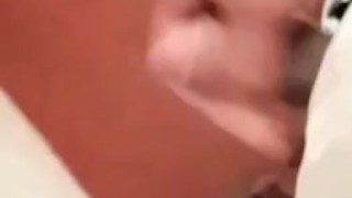 Joven latino se masturba