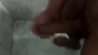 Me masturbo en el baño