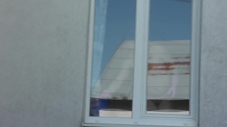 Вне дома голая женщина на улице. Водитель такси увидел голую женщину моющую окно квартиры. Публичное