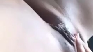 Hermosa morena latina juega sola.