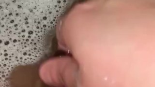 Juicy fat pussy in bubbly Tub masterbating 