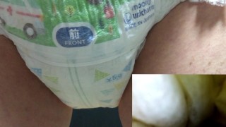 011 ムーニーマンのおむつでおしっこ！ギャザーがしっかり漏れを防いでくれます！