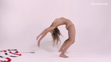 teenie Kira Zukerman gets naked and spreads legs on camera