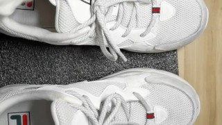 Cum on FILA shoes 射进美女的FILA运动鞋