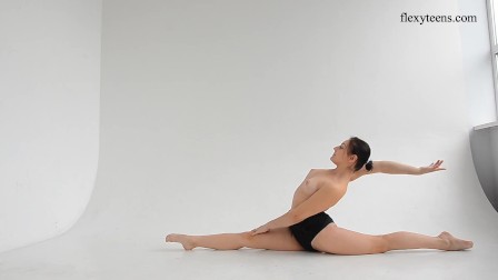 Super flexible hot gymnast Dasha Lopuhova