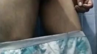 Me masturbo en el baño