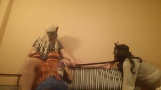 Покорные рабыни лижут ножки и киску. За раз кончила дважды, но мне этого мало - IkaSmokS