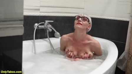 stepmom first naked bathtub video