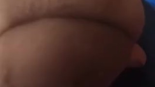 Hombre se masturba en la habitación