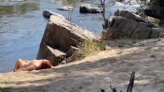 Je me branle dans les bois en sortant du bus pour ses salopes