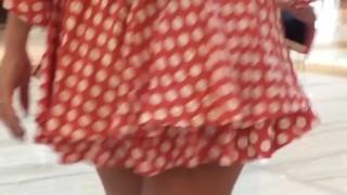 Hotwife gostosa se exibe no estacionamento do shopping para o corno, caminhando de mini saia no esti