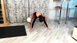 Milana Flexy spreading legs like a gymnast
