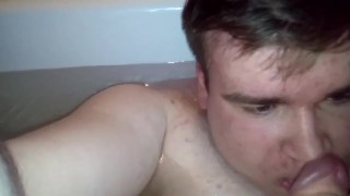Артем сосет сам себе дрочит ногами лижет ноги в ванной self suck autofellatio self footjob