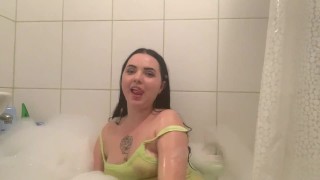 Натираю свое тело в ванной с пеной