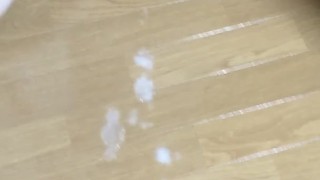 床に大量射精