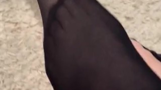 Foot Babe slowly removes Nylon Pantyhose