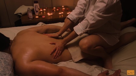 La massaggiatrice arrapata non resiste al mio cazzo e si fa scopare - massaggio nuru thai