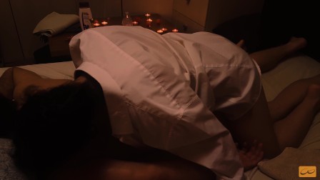 La massaggiatrice arrapata non resiste al mio cazzo e si fa scopare - massaggio nuru thai