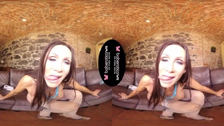 Solo mature, Cynthia Velons is pleasing herself, in VR