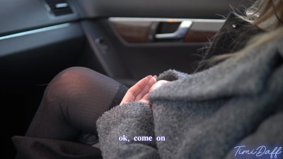Красивая шатенка отсасывает мужу в машине порно фото