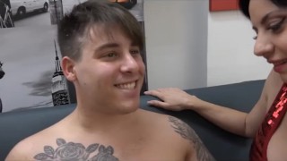 WTF? Va a un rodaje porno acompañado de su madrastra