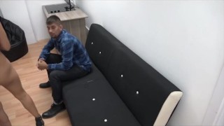 Poniendo los cuernos a una chica mientras está en la habitación de al lado