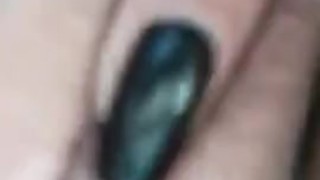 Mujer sexy se masturba en el baño público!