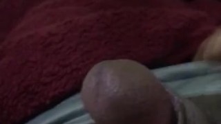 Jovencito se masturba hasta venirse