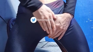 Mallas deportivas con mi enorme polla de 23 cm |AlanzunigaXXL