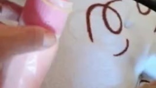 Se masturba sola hasta el final