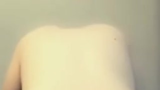 Большая попка прыгает на дилдо