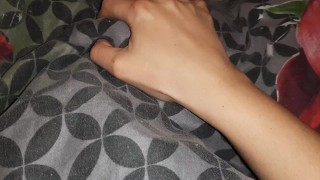 Лижет мою киску под одеялом, потому что стесняется, и это так вставляет - lesbian_illusion