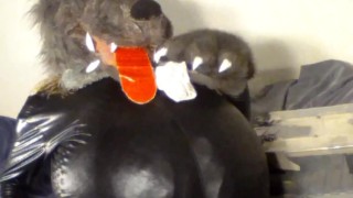 Nussija ist ein notgeiler Fickwolf und will endlich eine echte Muschi mit seinem Megaschwanz besamen