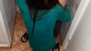 Перед дверью на кухню, где сидели гости вылизала мне киску с риском - IkaSmokS