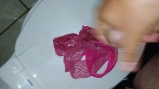 Me masturbo en el baño de la secretaria con su tanga