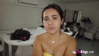 La recatada Andrea se convierte en una ZORRA!