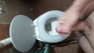 me masturbo en el baño de la vecina 