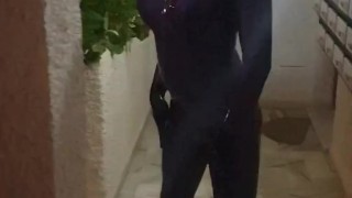 Despegando el deseo por el látex,en la noche