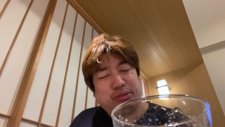 おでんを食べる男。