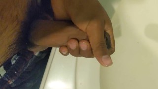 Masturbandome en el lavabo 