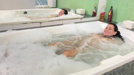 Casal amador brasileiro de férias começa 2021 em grande estilo chupando na banheira