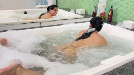 Casal amador brasileiro de férias começa 2021 em grande estilo chupando na banheira