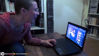 Charlie se baise le cul devant un film porno - Voyeur