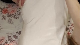 Толстожопая малышка c длинными волосами, катается на члене и получает густой кремпай (любительское)